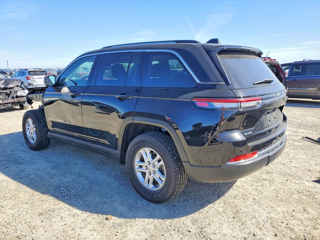 2023 JEEP GRAND CHEROKEE LAREDO photo 3