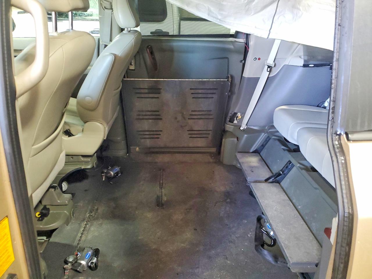 2014 TOYOTA SIENNA XLE 8-PASSENGER photo 11
