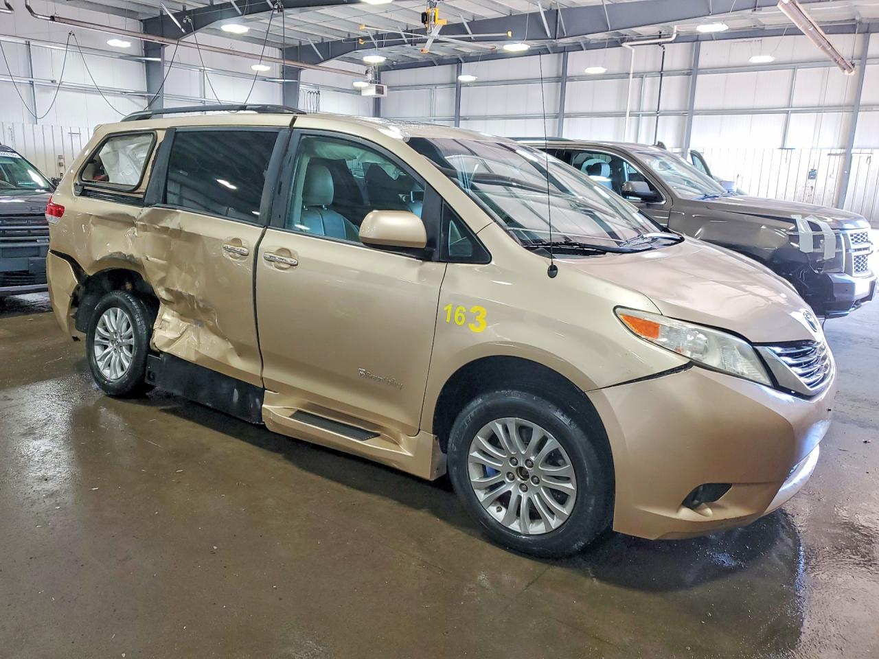 2014 TOYOTA SIENNA XLE 8-PASSENGER photo 4
