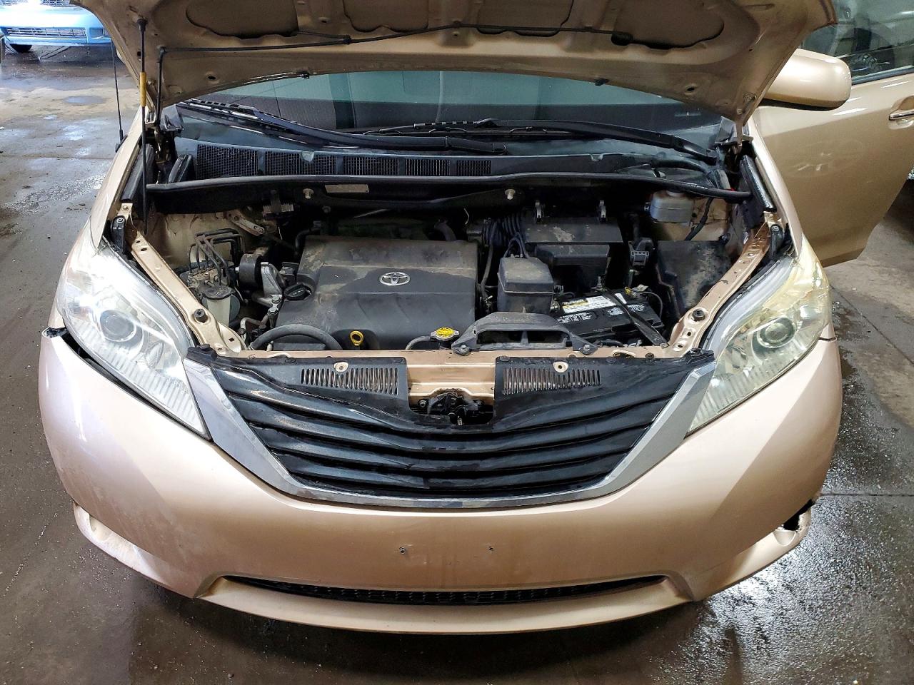 2014 TOYOTA SIENNA XLE 8-PASSENGER photo 12
