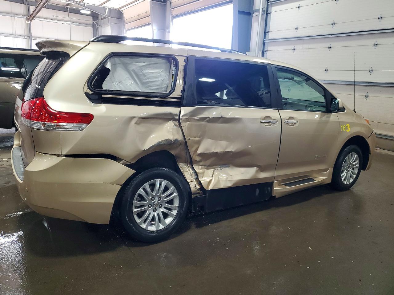 2014 TOYOTA SIENNA XLE 8-PASSENGER photo 3
