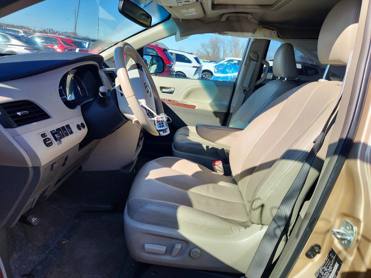 2014 TOYOTA SIENNA XLE 8-PASSENGER photo 7