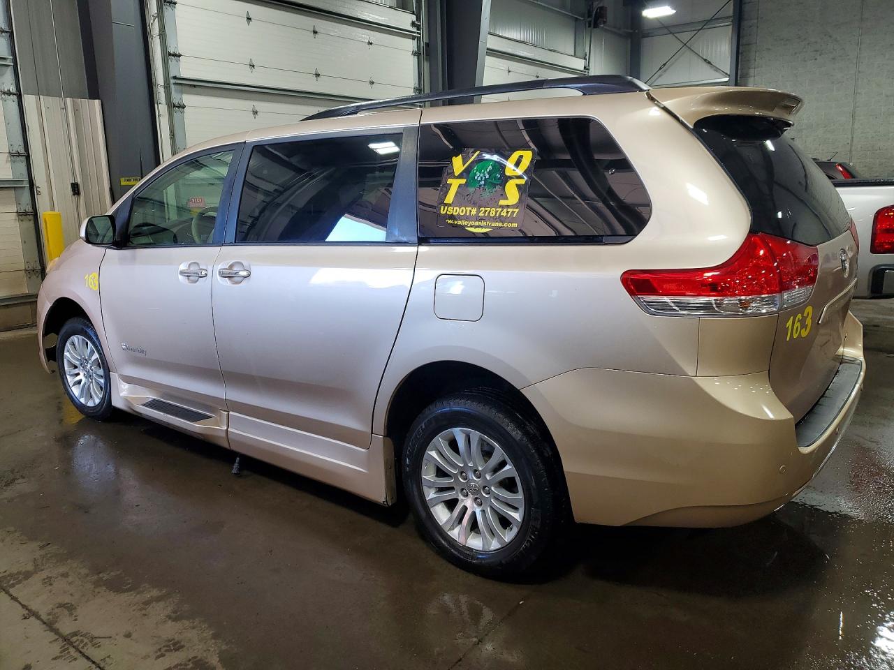2014 TOYOTA SIENNA XLE 8-PASSENGER photo 2