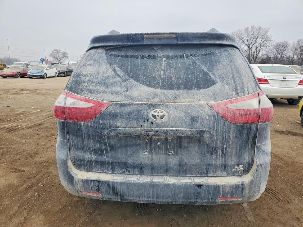 2015 TOYOTA SIENNA LE 7-PASSENGER photo 11