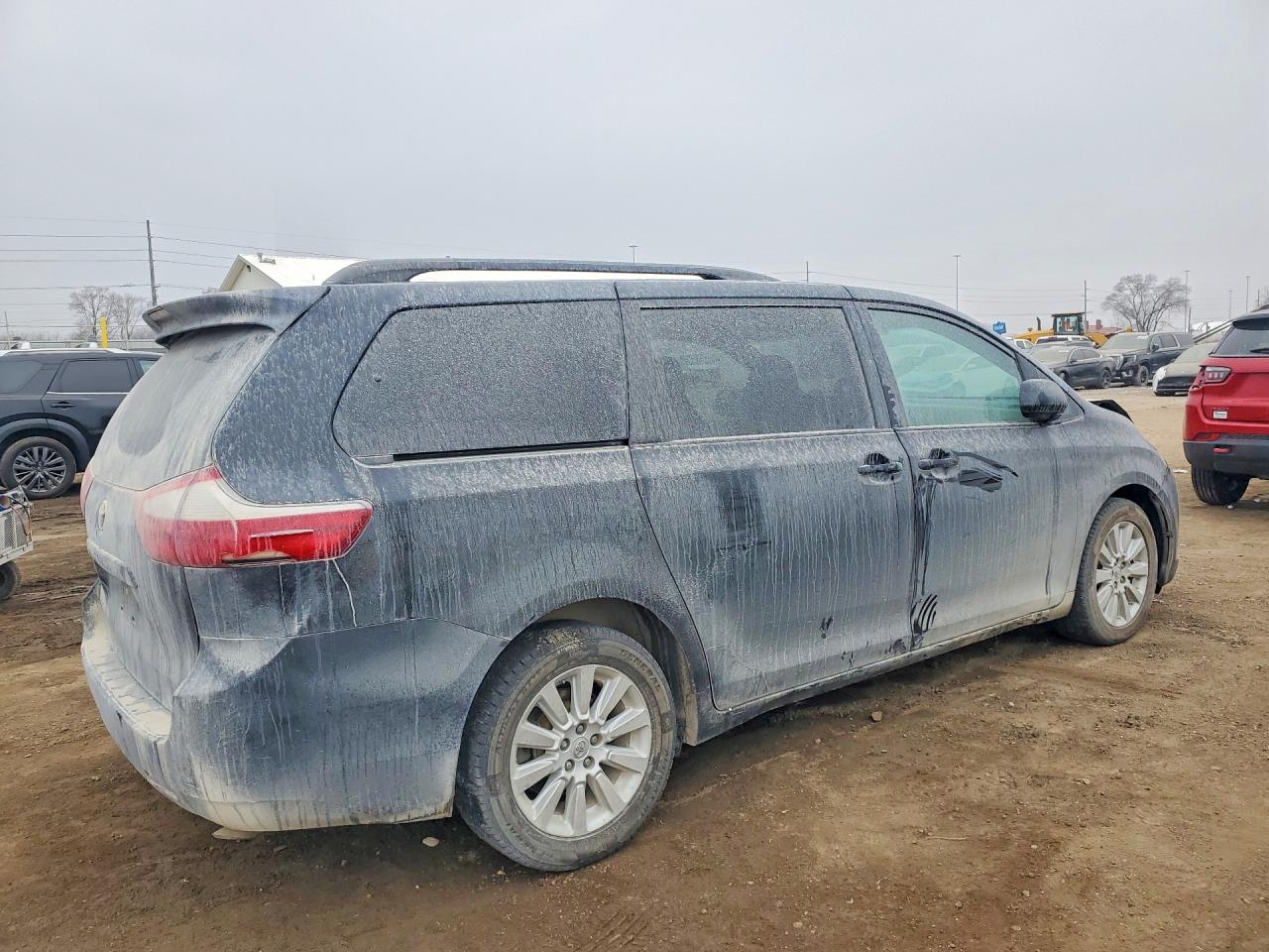 2015 TOYOTA SIENNA LE 7-PASSENGER photo 5