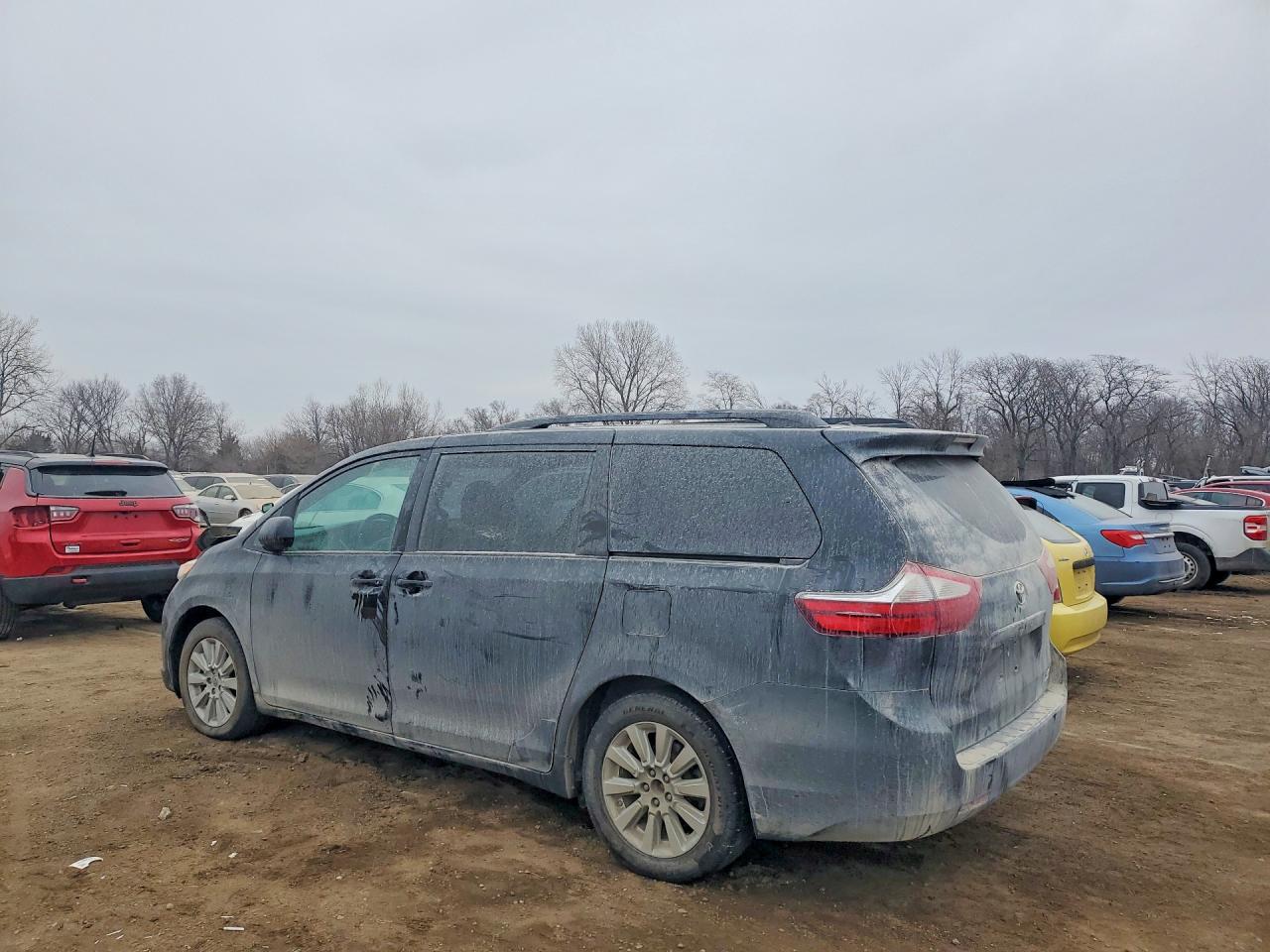 2015 TOYOTA SIENNA LE 7-PASSENGER photo 3