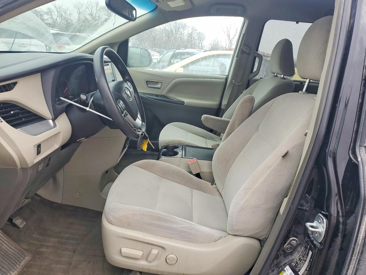 2015 TOYOTA SIENNA LE 7-PASSENGER photo 13