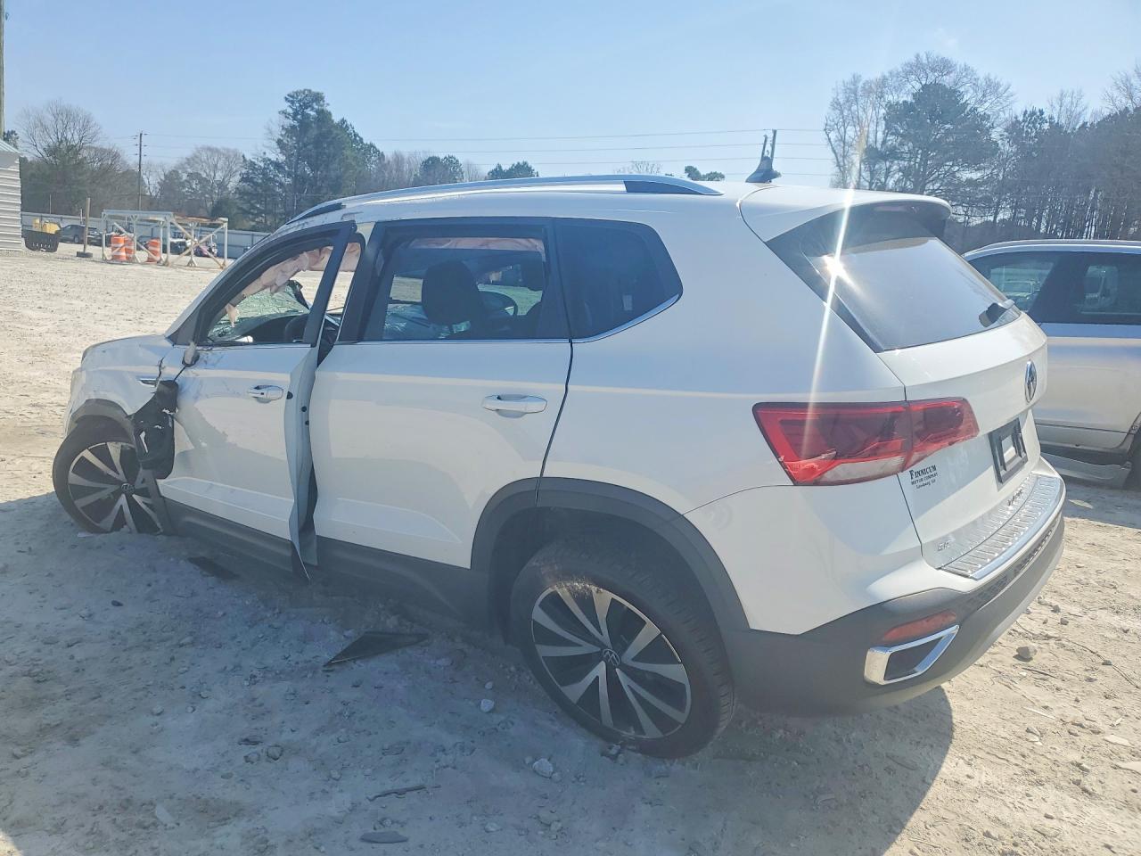 2024 VOLKSWAGEN TAOS SE photo 3