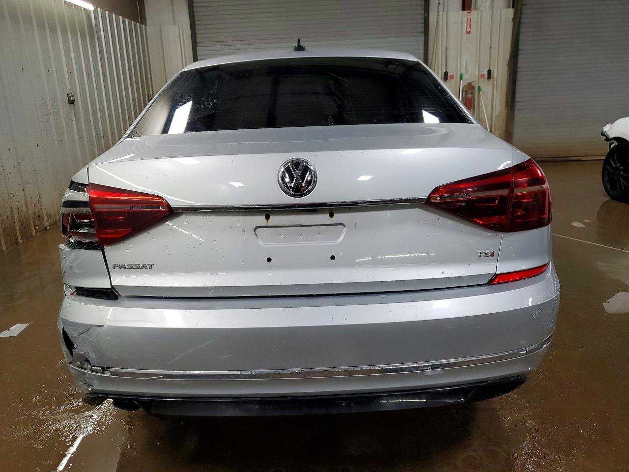 2017 VOLKSWAGEN PASSAT R-LINE photo 11