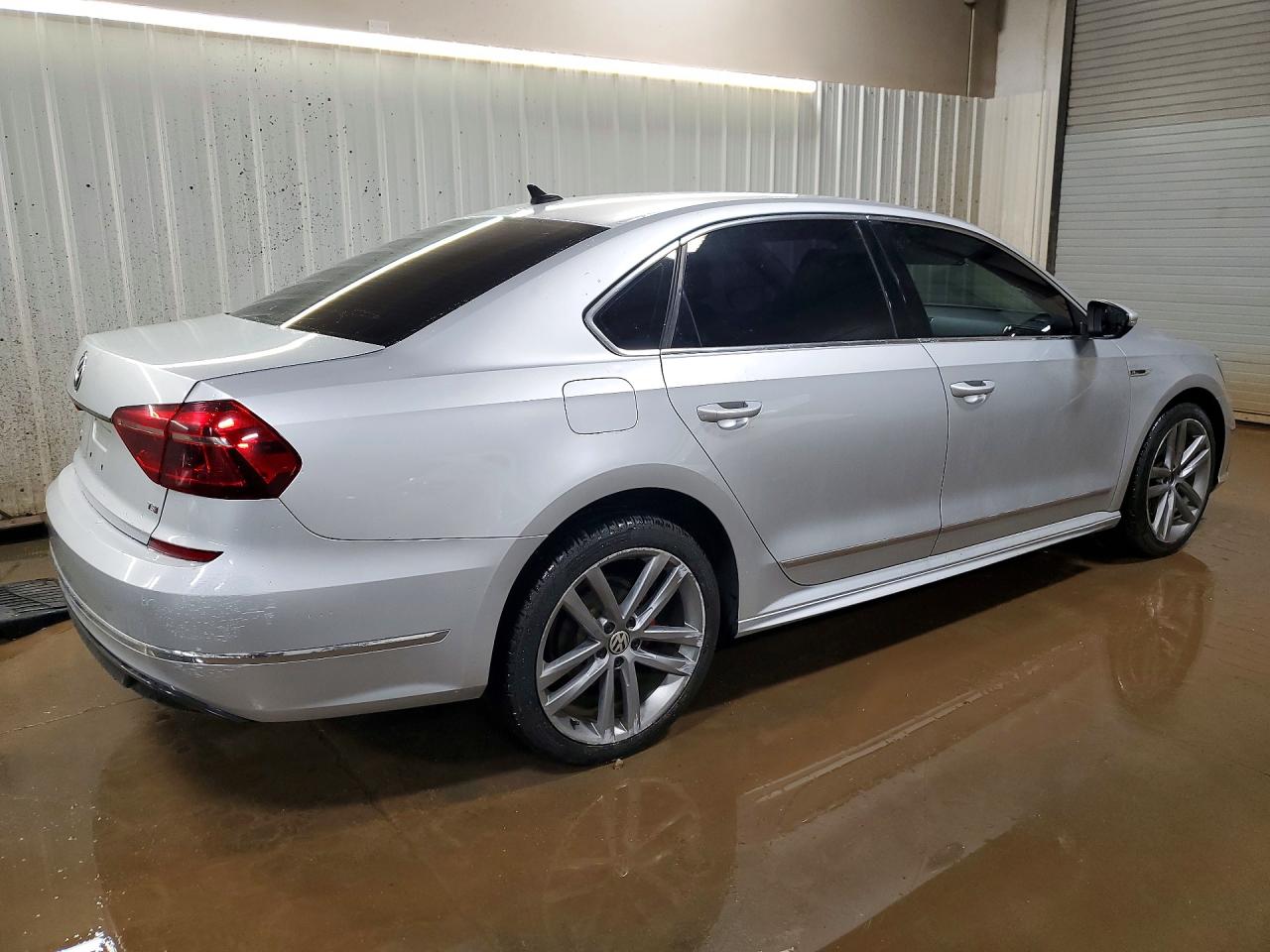 2017 VOLKSWAGEN PASSAT R-LINE photo 5