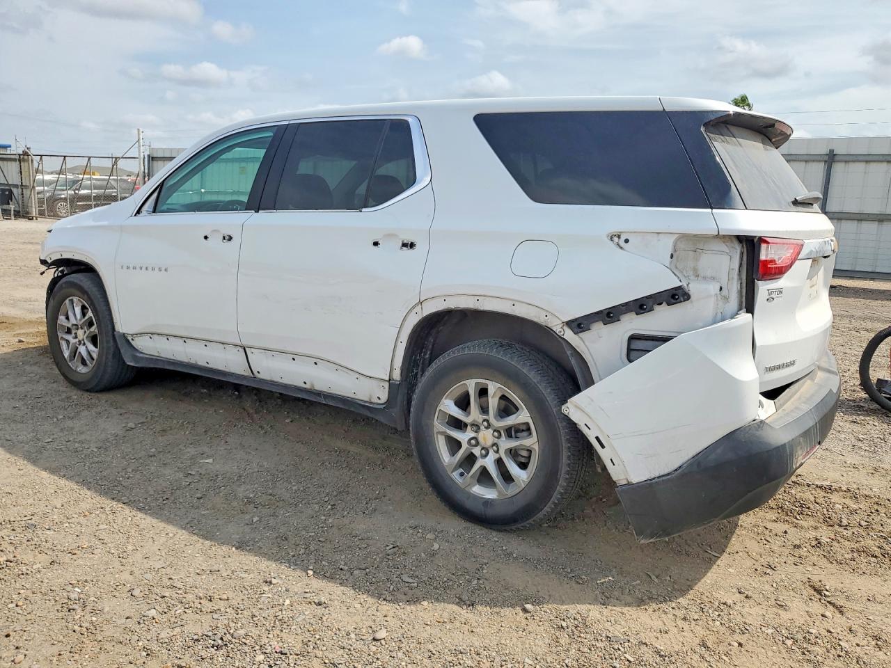2020 CHEVROLET TRAVERSE LS photo 3