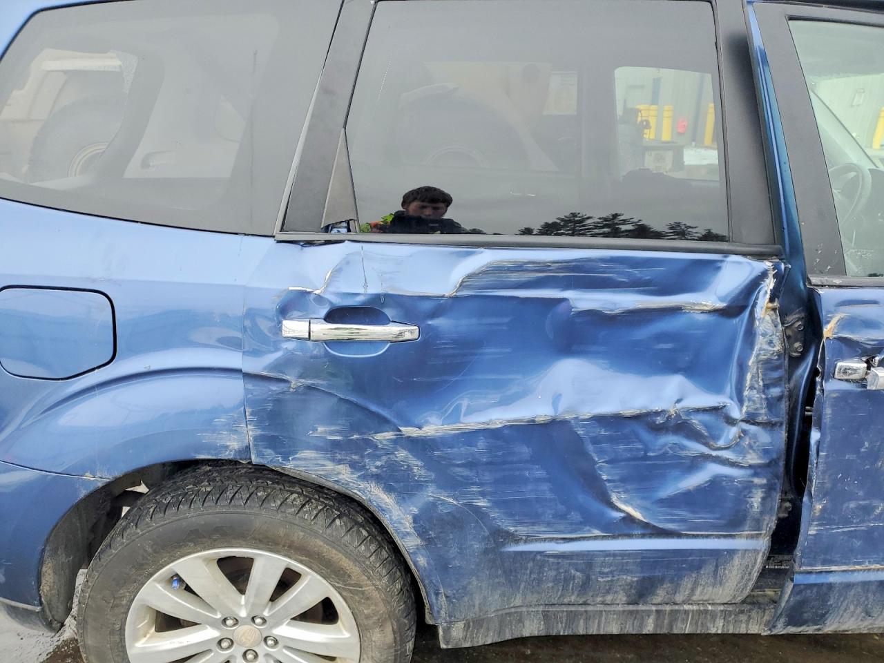 2011 SUBARU FORESTER photo 28