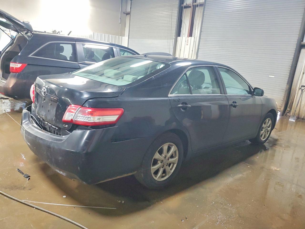 2011 TOYOTA CAMRY LE photo 3