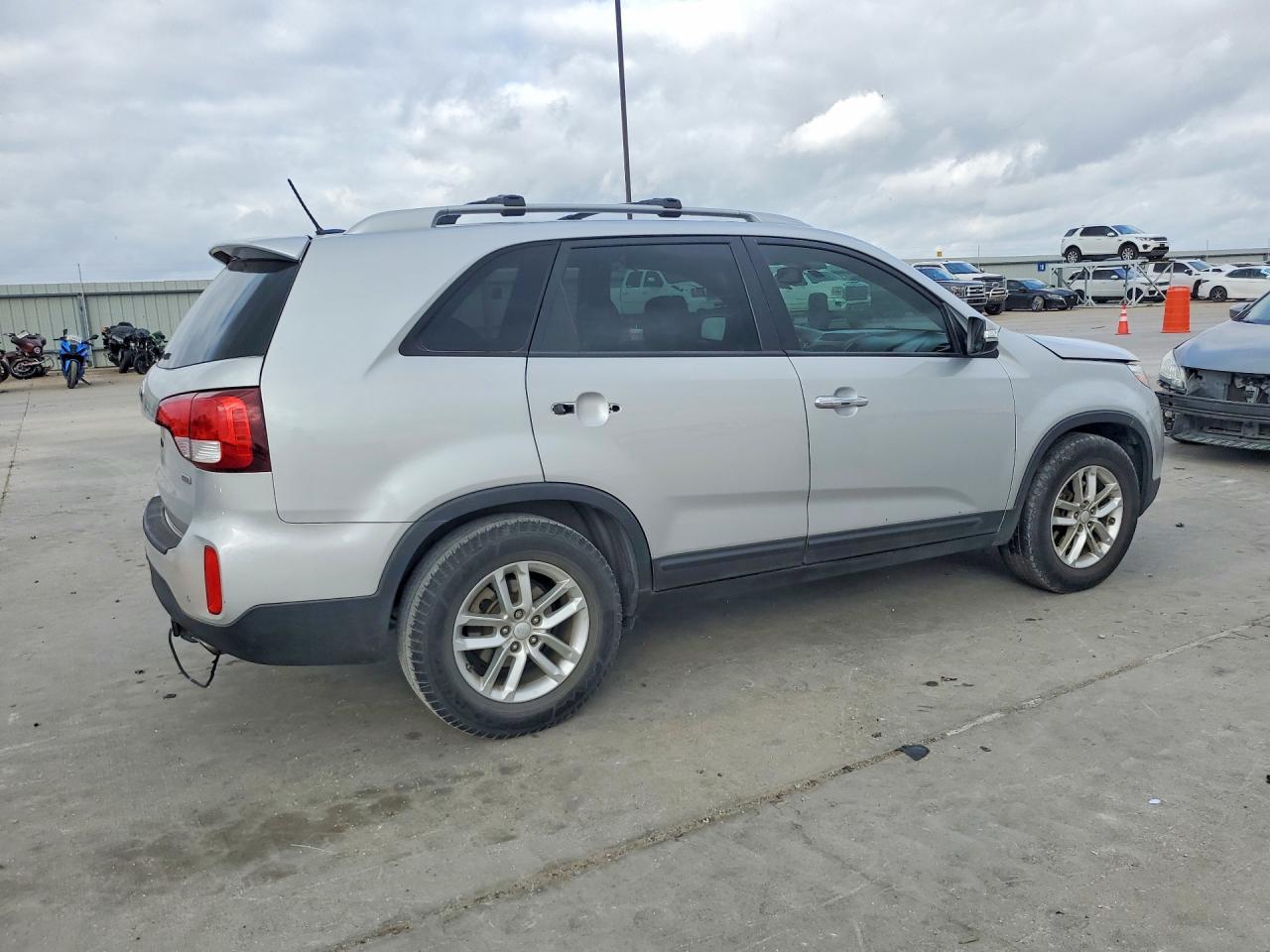 2014 KIA SORENTO LX photo 5