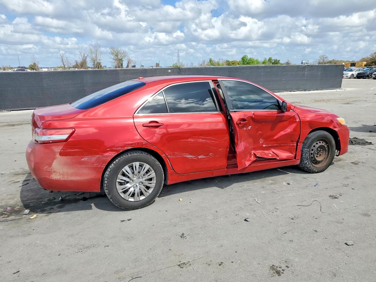 2010 TOYOTA CAMRY LE photo 5