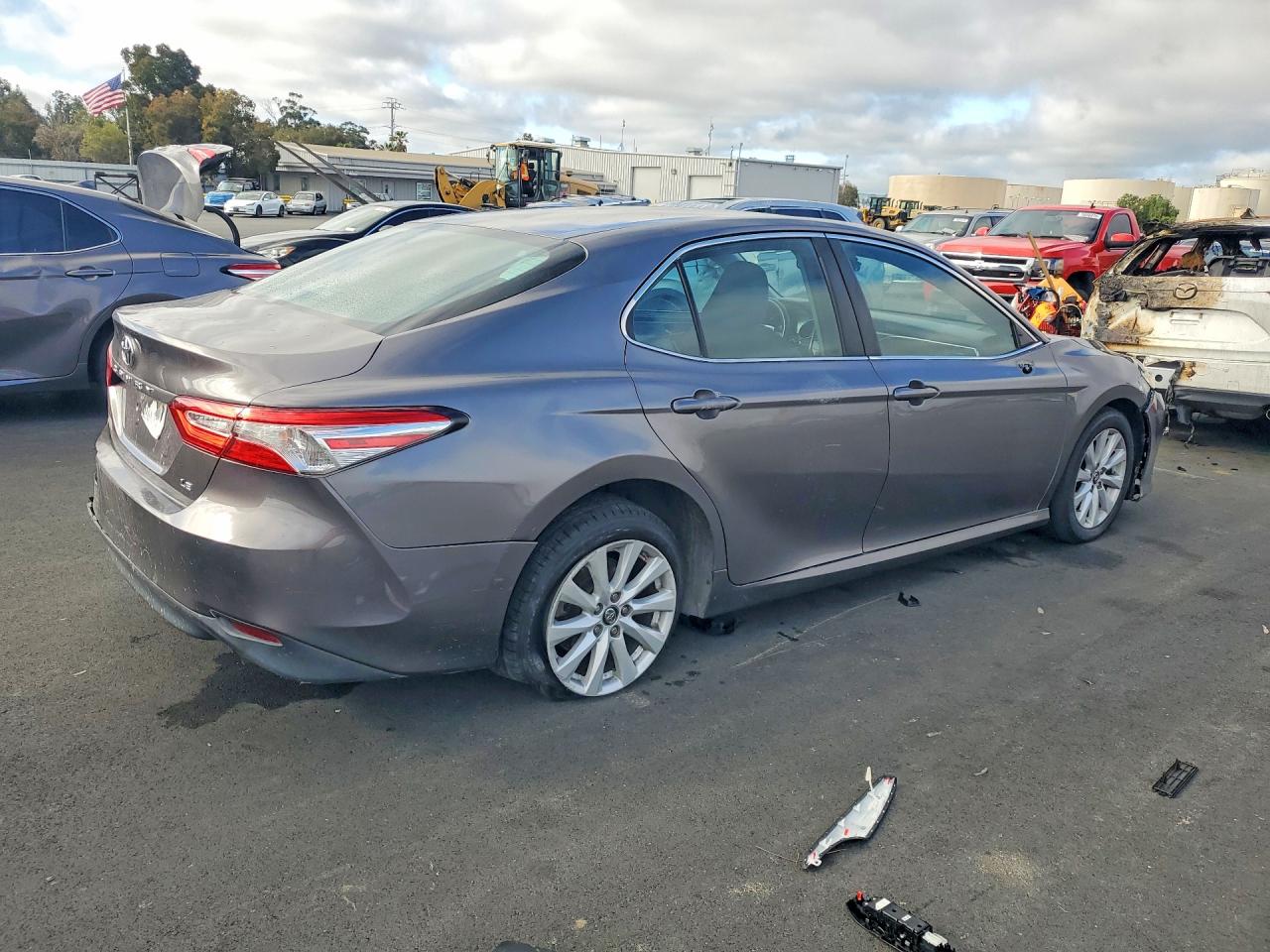 2018 TOYOTA CAMRY LE photo 5
