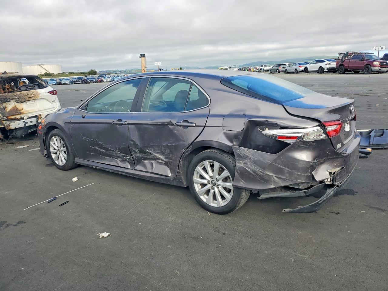 2018 TOYOTA CAMRY LE photo 3