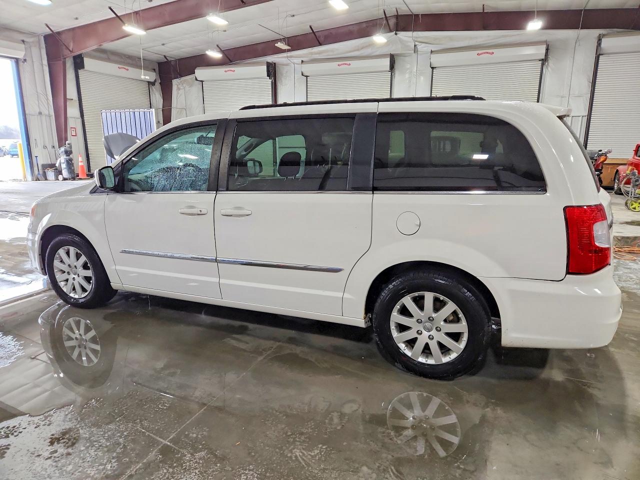 2013 CHRYSLER TOWN & COUNTRY TOURING photo 2