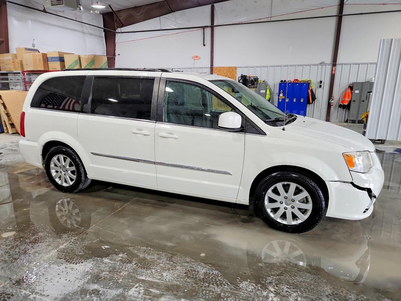 2013 CHRYSLER TOWN & COUNTRY TOURING photo 4