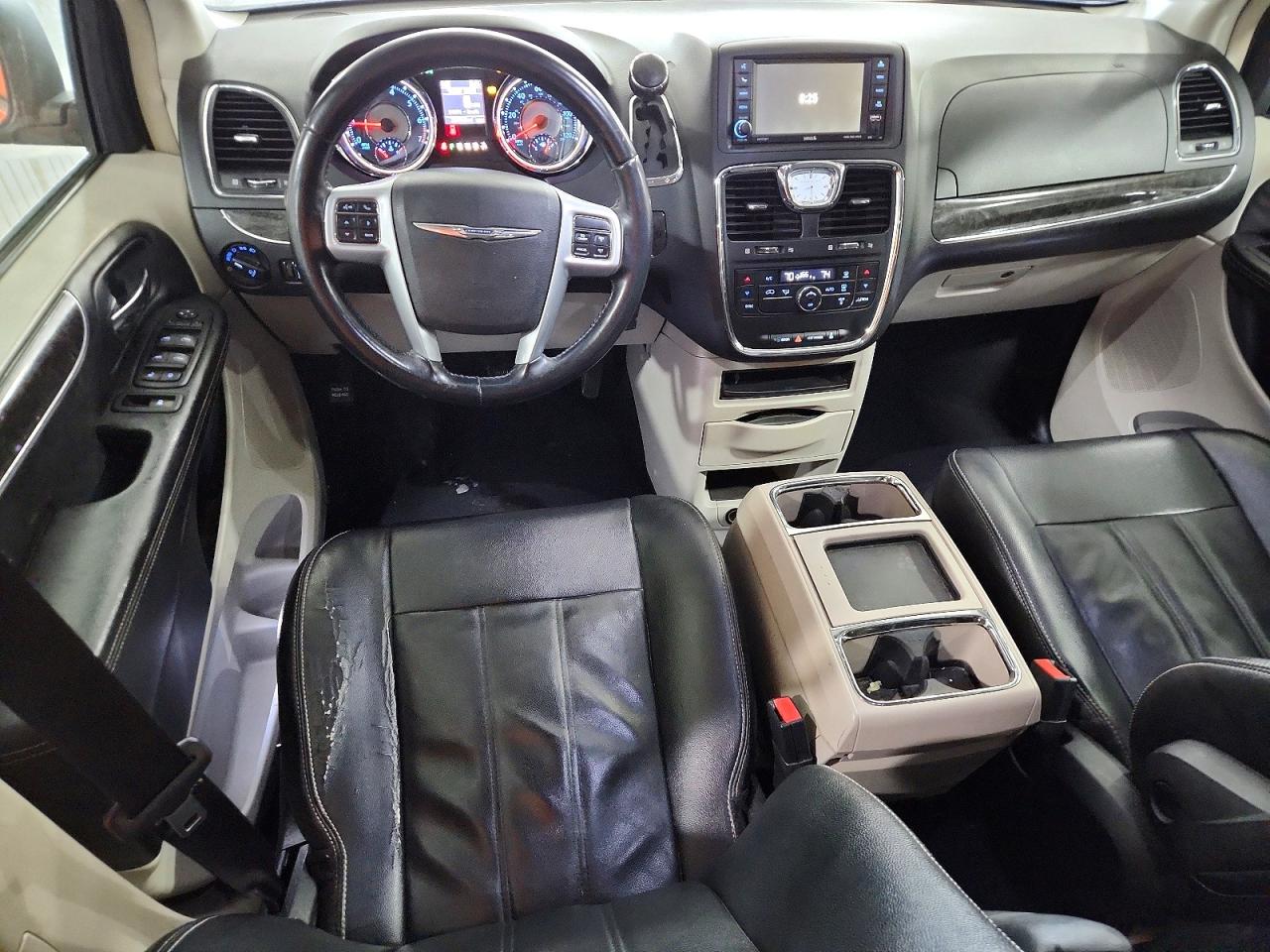2013 CHRYSLER TOWN & COUNTRY TOURING photo 8