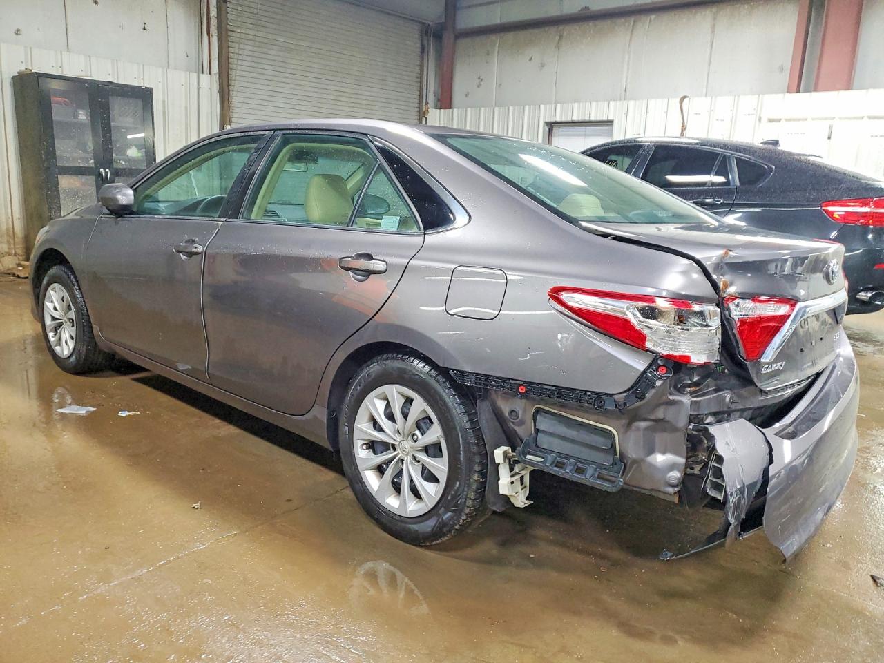 2016 TOYOTA CAMRY LE photo 4