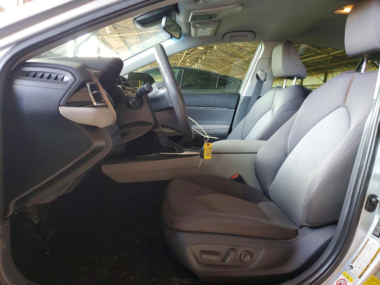2018 TOYOTA CAMRY LE photo 19