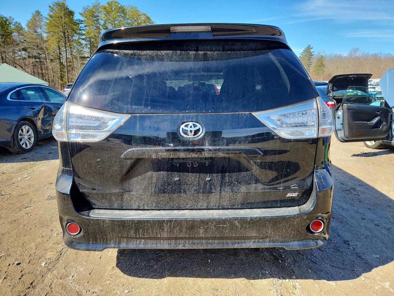 2017 TOYOTA SIENNA SE 8-PASSENGER photo 6