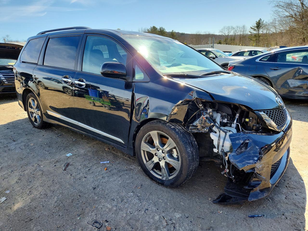 2017 TOYOTA SIENNA SE 8-PASSENGER photo 4