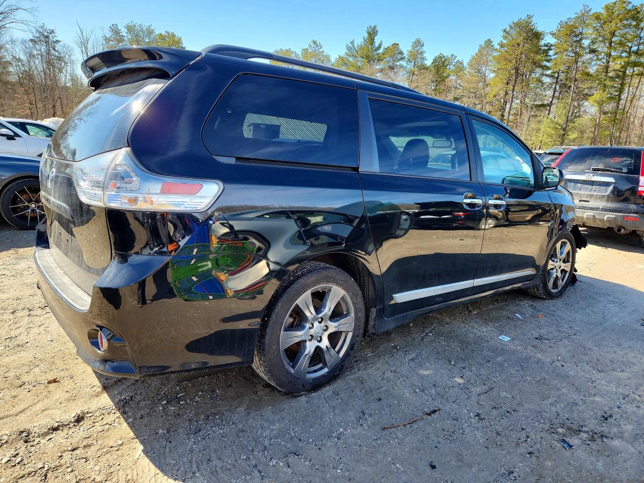2017 TOYOTA SIENNA SE 8-PASSENGER photo 3