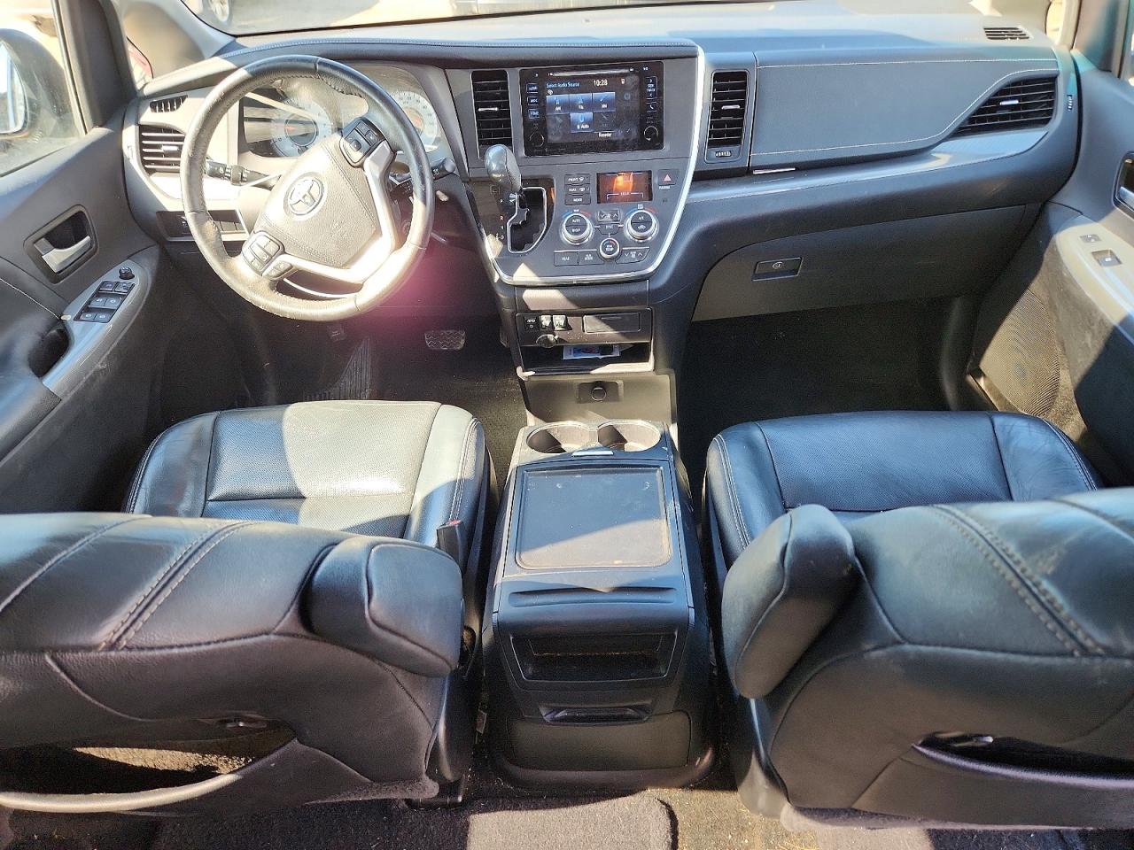 2017 TOYOTA SIENNA SE 8-PASSENGER photo 8