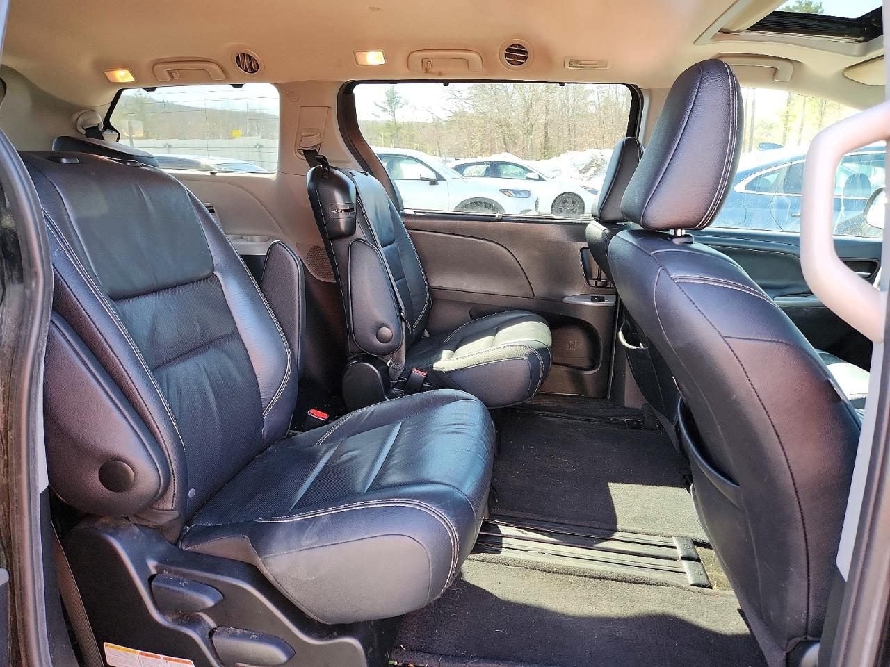 2017 TOYOTA SIENNA SE 8-PASSENGER photo 11