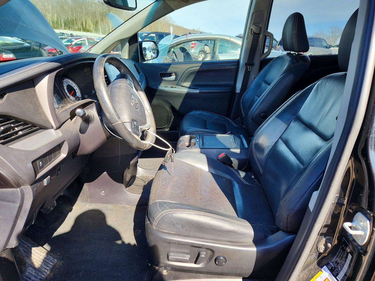 2017 TOYOTA SIENNA SE 8-PASSENGER photo 7