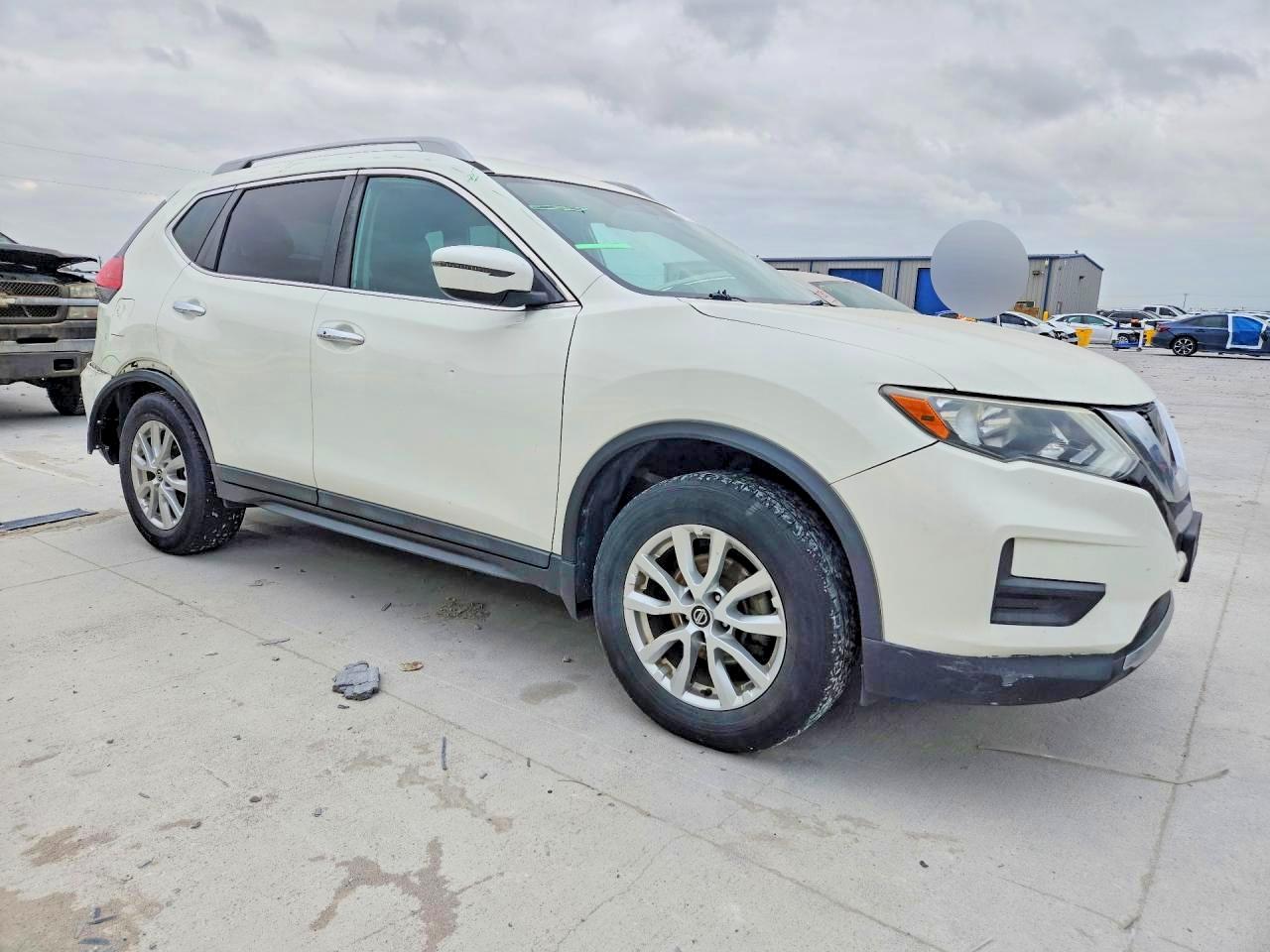 2017 NISSAN ROGUE SV photo 4