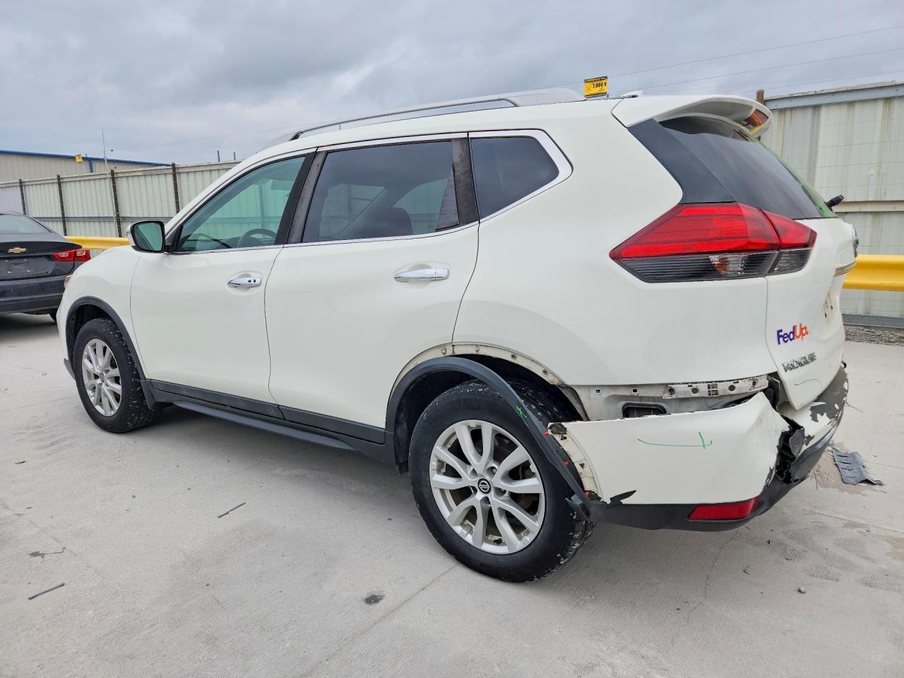 2017 NISSAN ROGUE SV photo 2