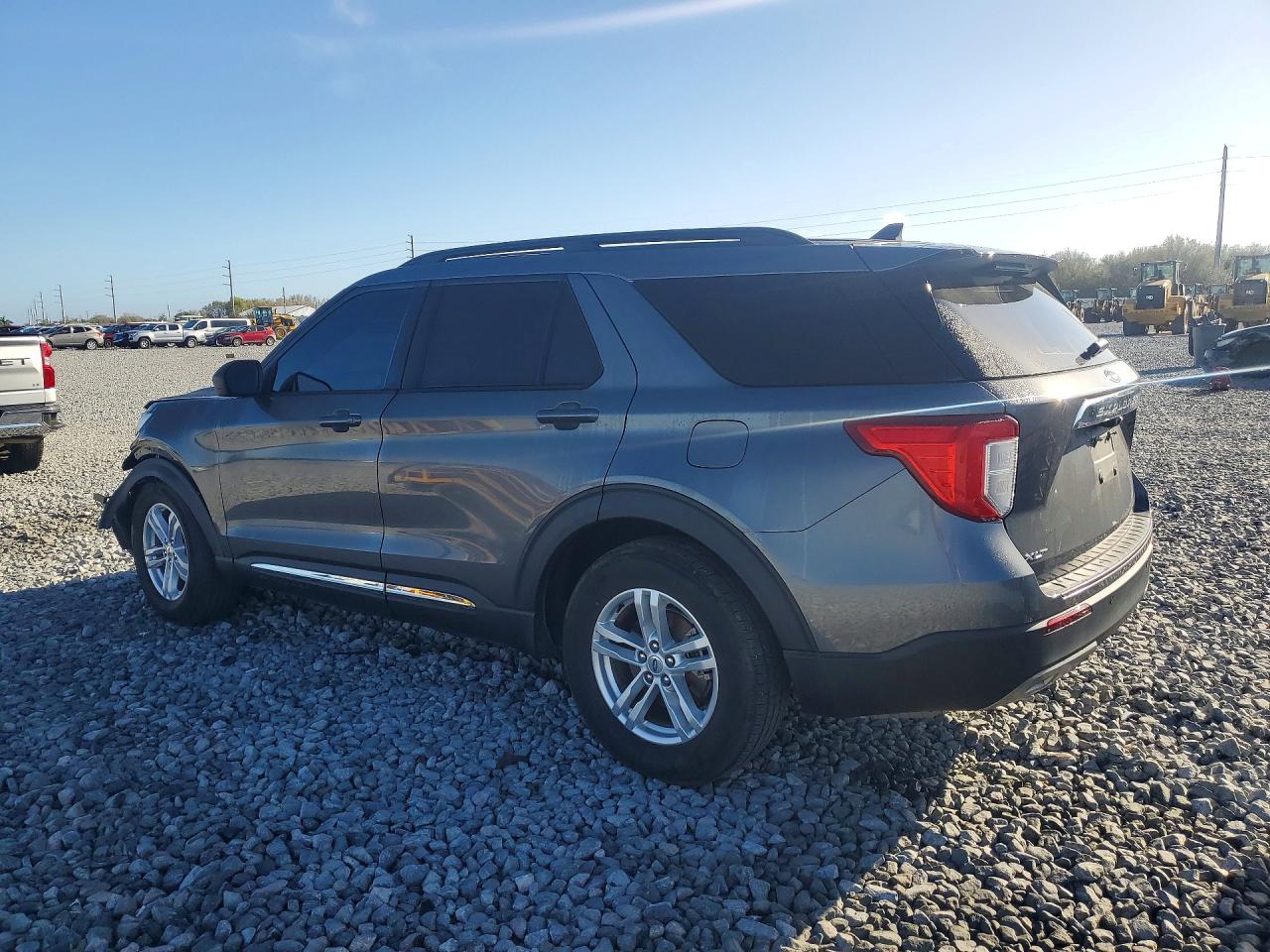 2023 FORD EXPLORER XLT photo 3