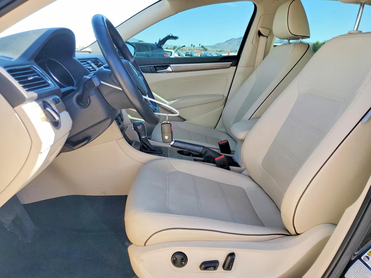 2017 VOLKSWAGEN PASSAT SE photo 13