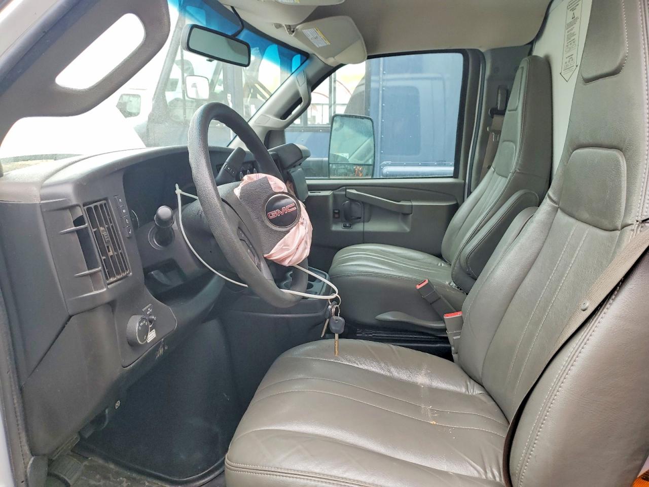 2022 GMC SAVANA BOX TRUCK photo 13