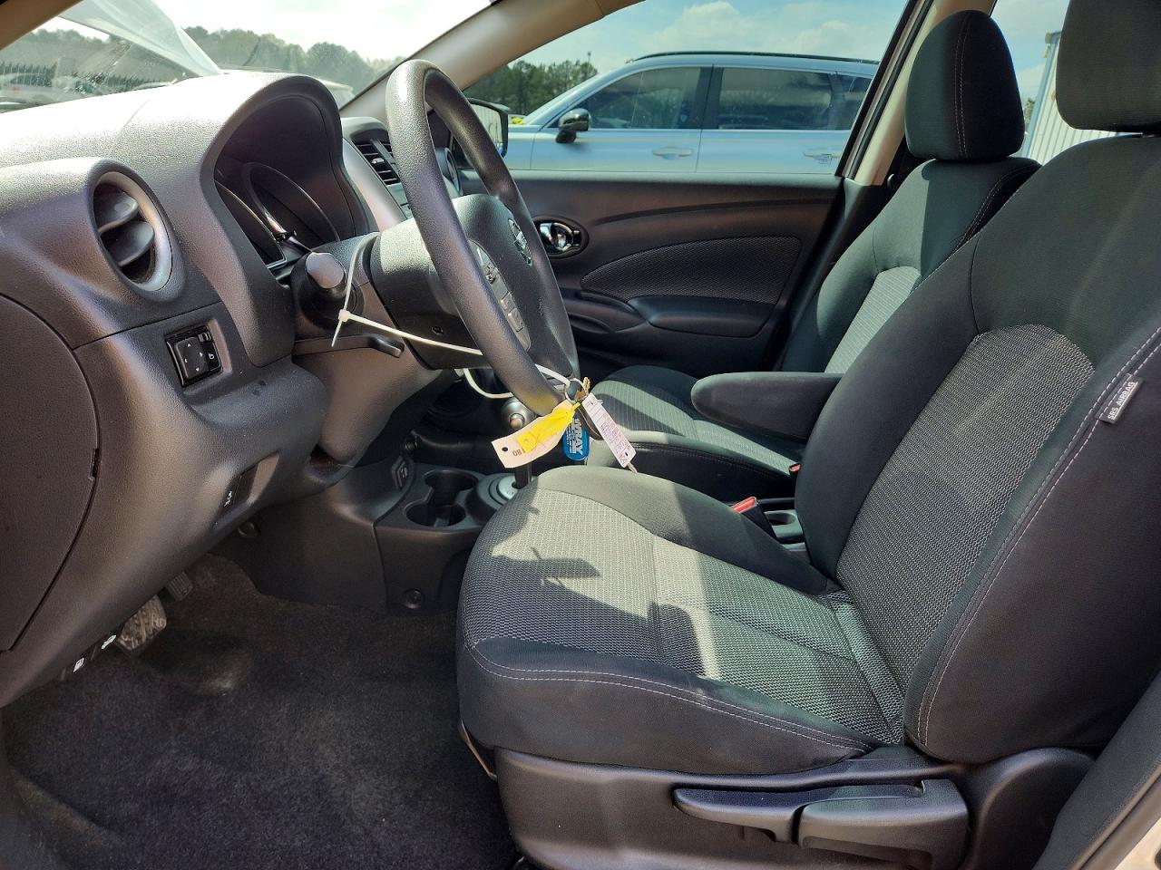 2019 NISSAN VERSA SV photo 7
