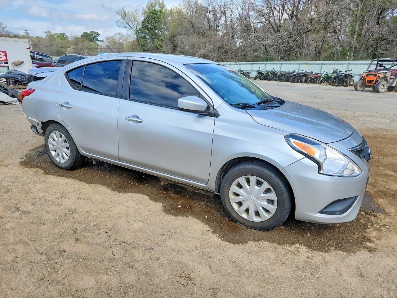 2019 NISSAN VERSA SV photo 4