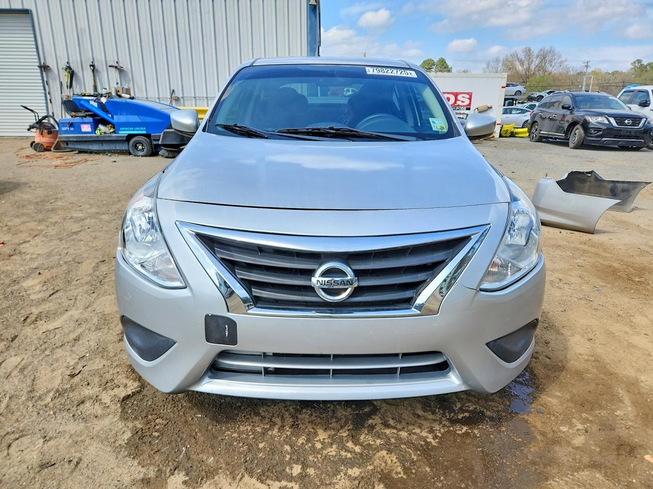 2019 NISSAN VERSA SV photo 5