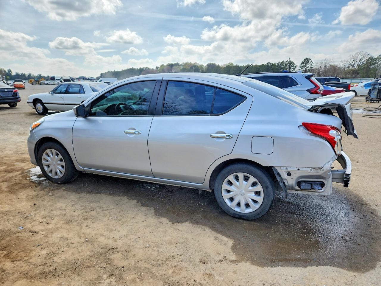2019 NISSAN VERSA SV photo 2