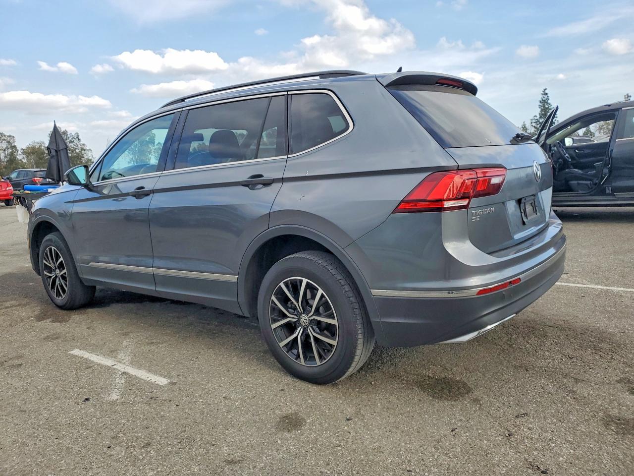 2021 VOLKSWAGEN TIGUAN SE photo 3
