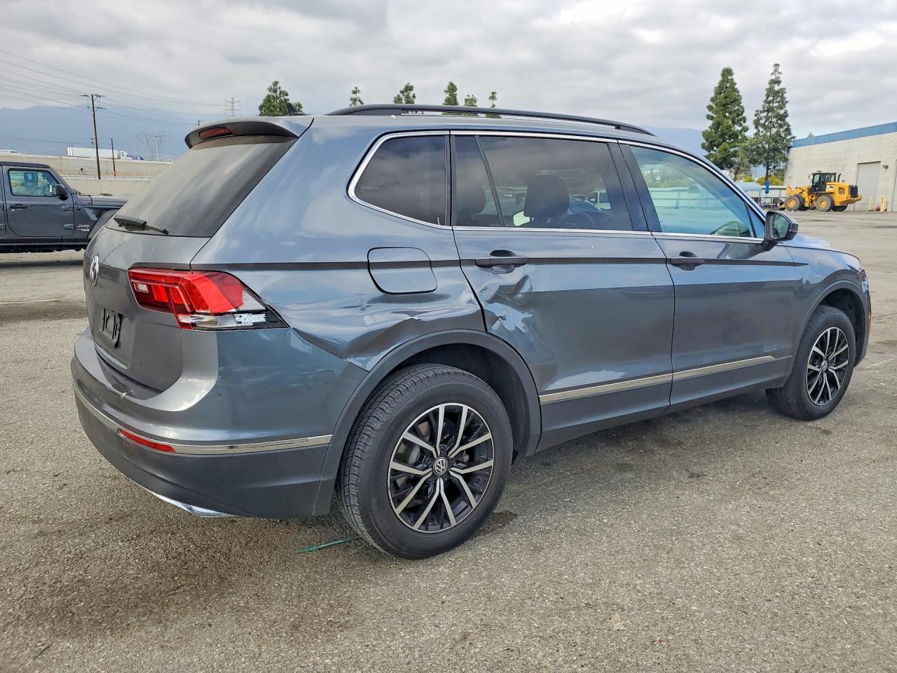2021 VOLKSWAGEN TIGUAN SE photo 5