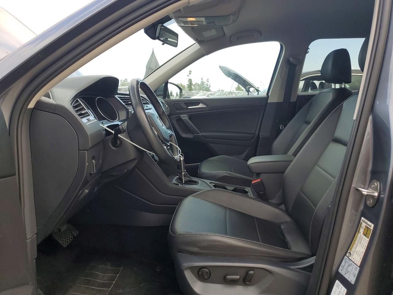 2021 VOLKSWAGEN TIGUAN SE photo 13