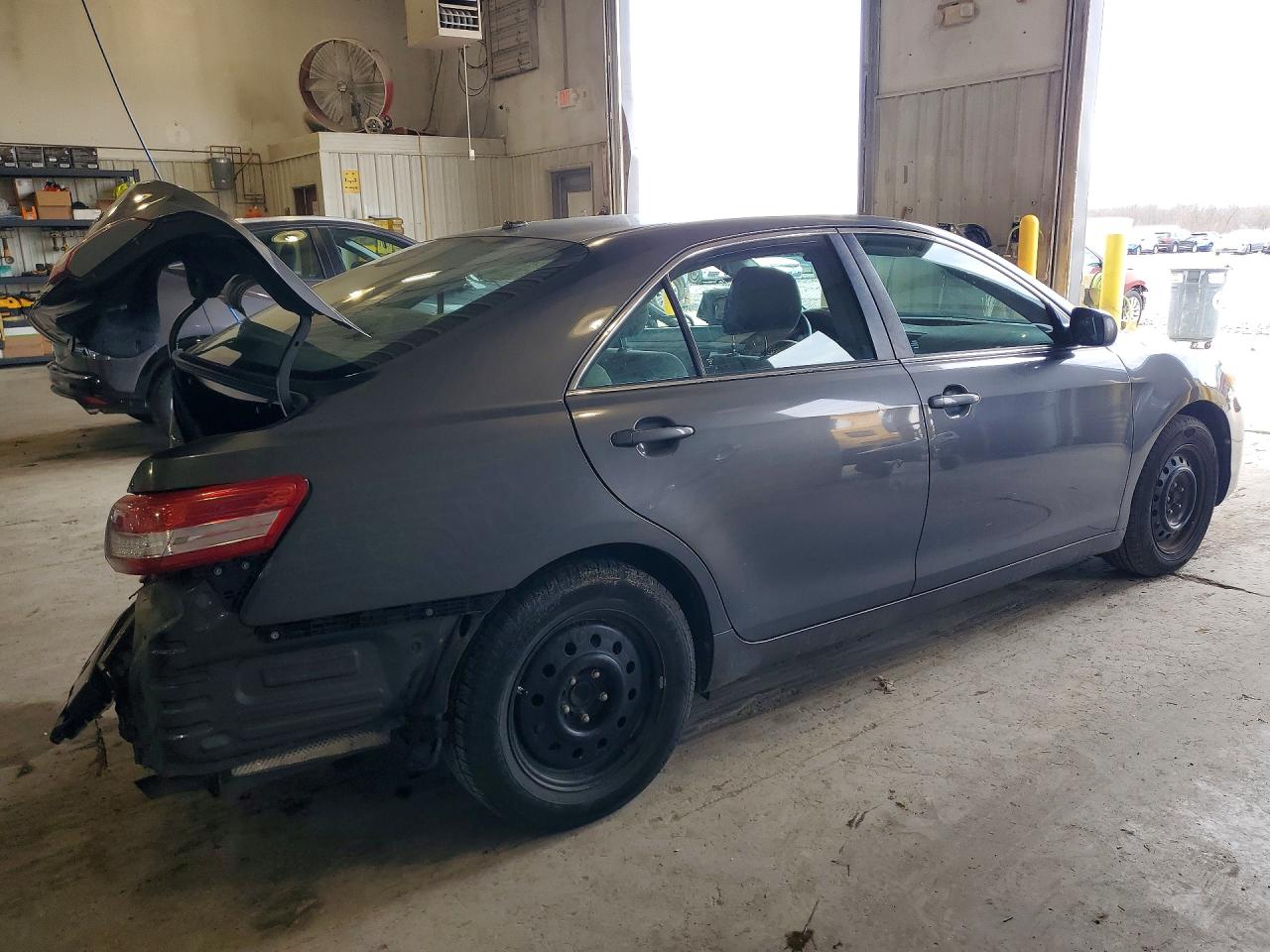 2010 TOYOTA CAMRY LE photo 3