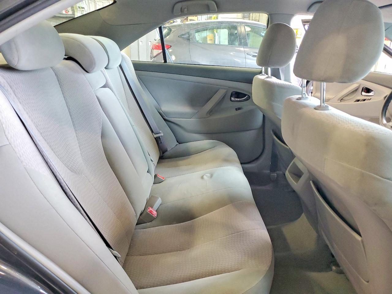 2010 TOYOTA CAMRY LE photo 10