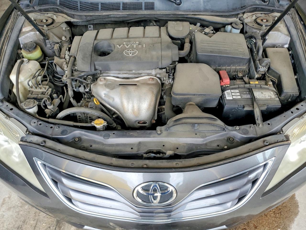 2010 TOYOTA CAMRY LE photo 11