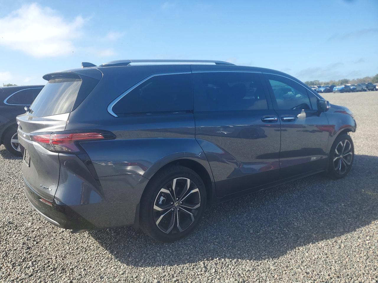 2025 TOYOTA SIENNA PLATINUM 7-PASSENGER photo 5