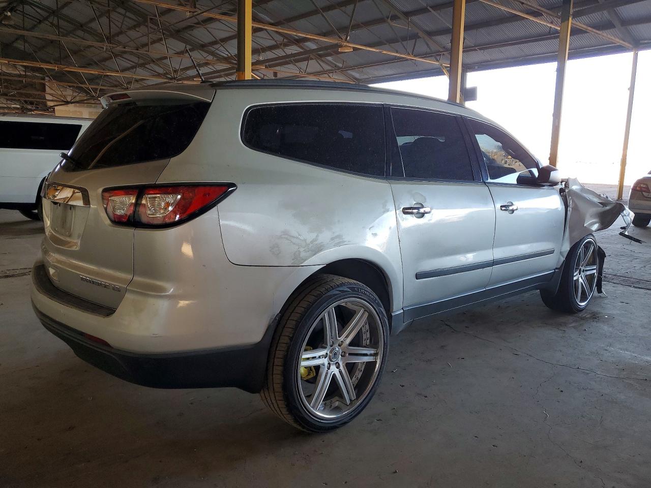 2014 CHEVROLET TRAVERSE LS photo 3