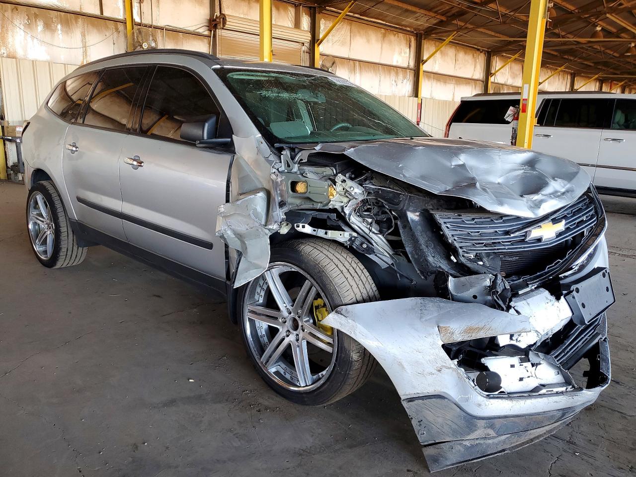 2014 CHEVROLET TRAVERSE LS photo 4
